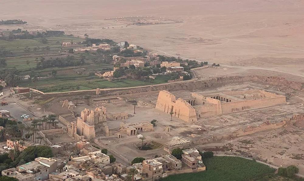 vistas desde el vuelo en globo sobre Lúxor