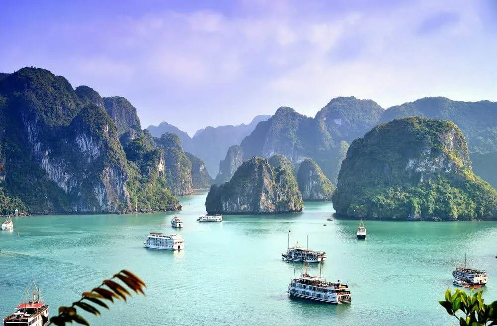 barcos na baia de halong no vietname