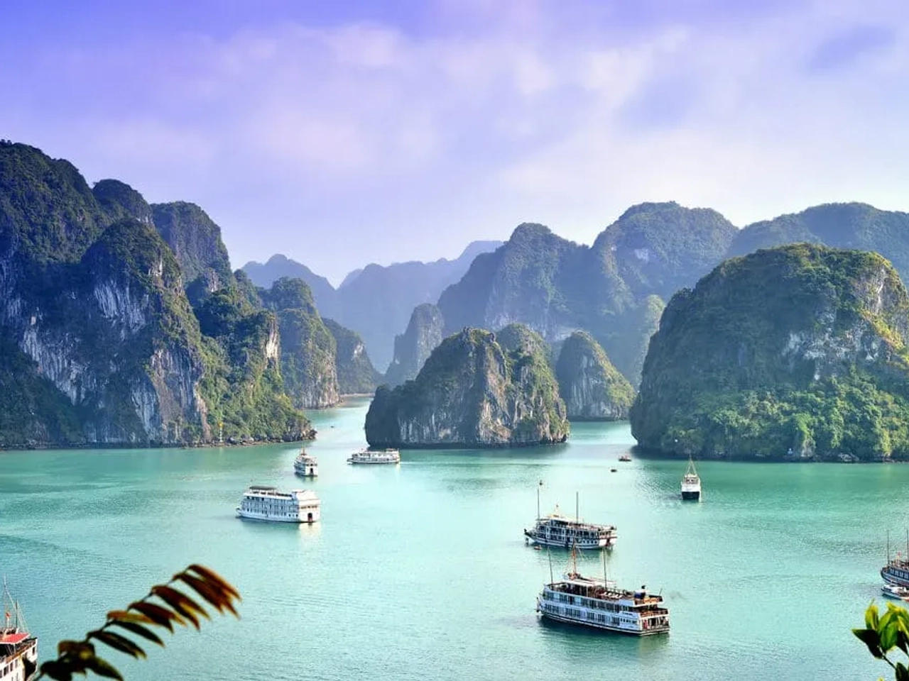 barcos na baia de halong no vietname