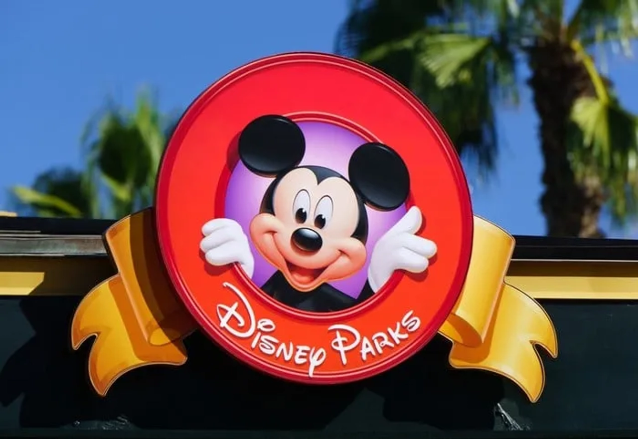 Logo de Disney Parks con la imagen de Mickey Mouse.