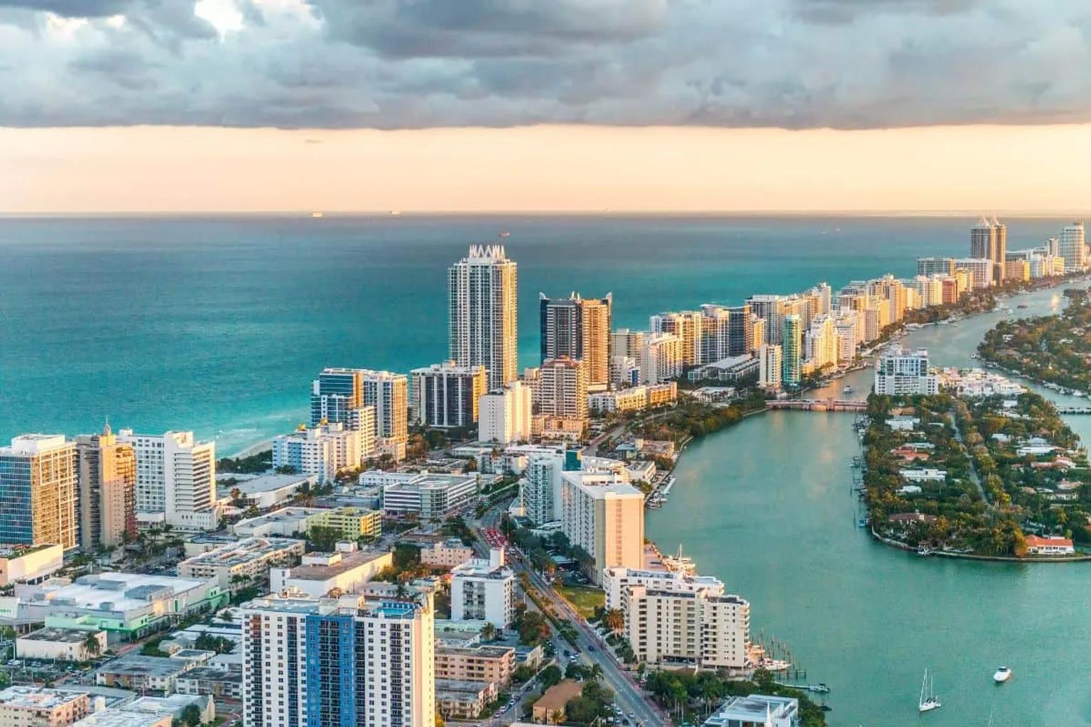 Vista panorámica de Miami, con edificios y el océano al fondo.
