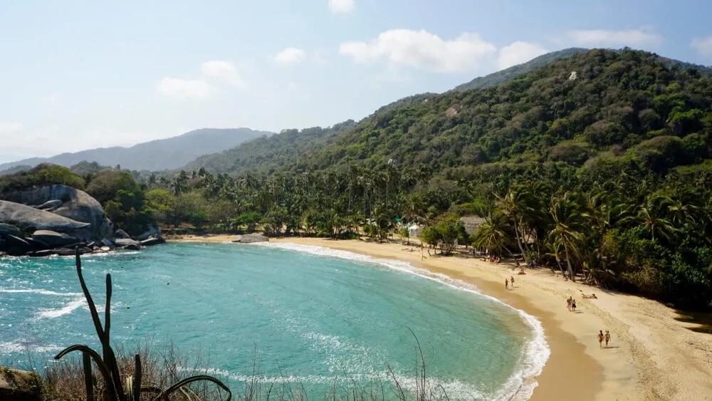 praia tropical no parque nacional de tayrona