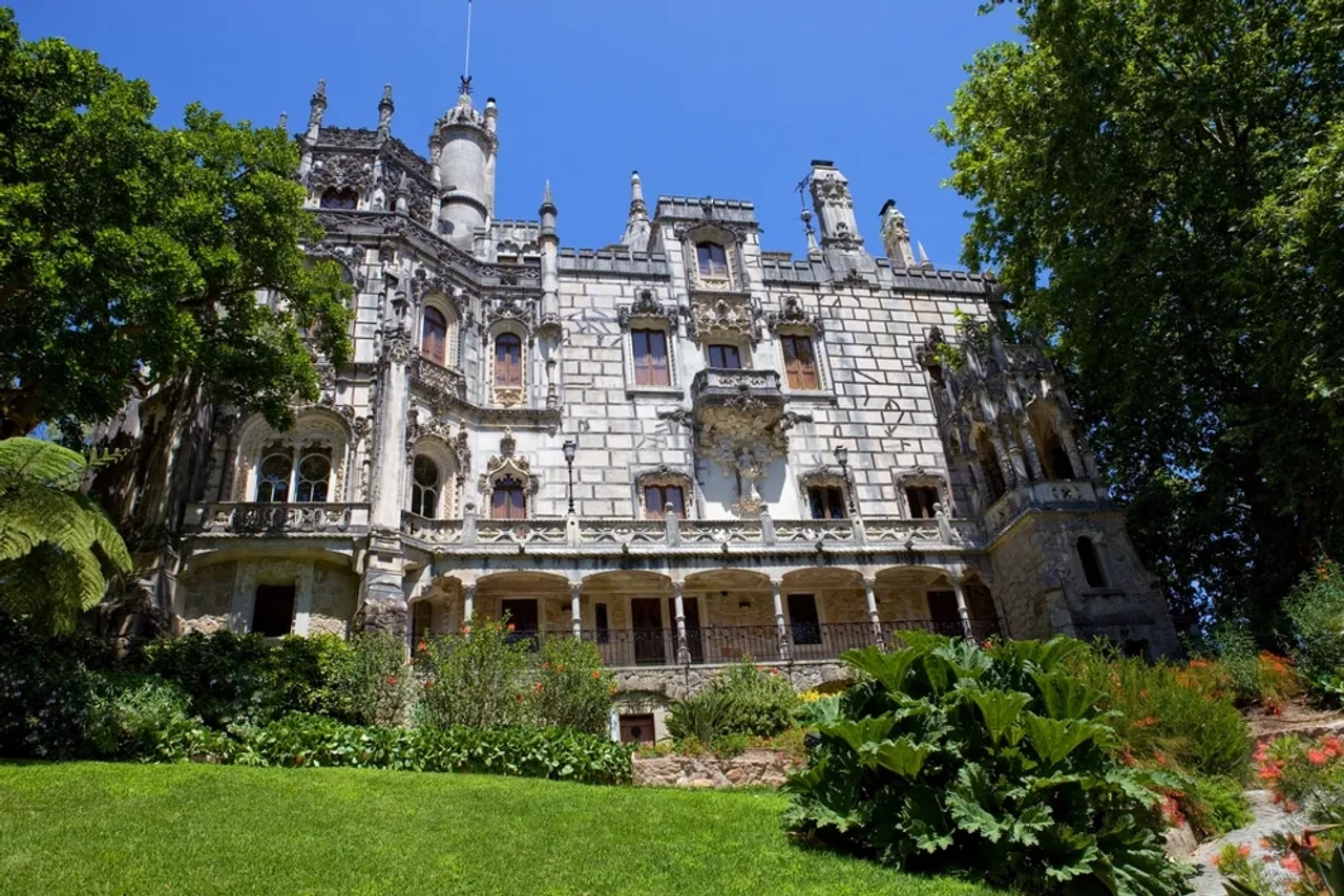 vista forntal do castelo da quinta da regaleira