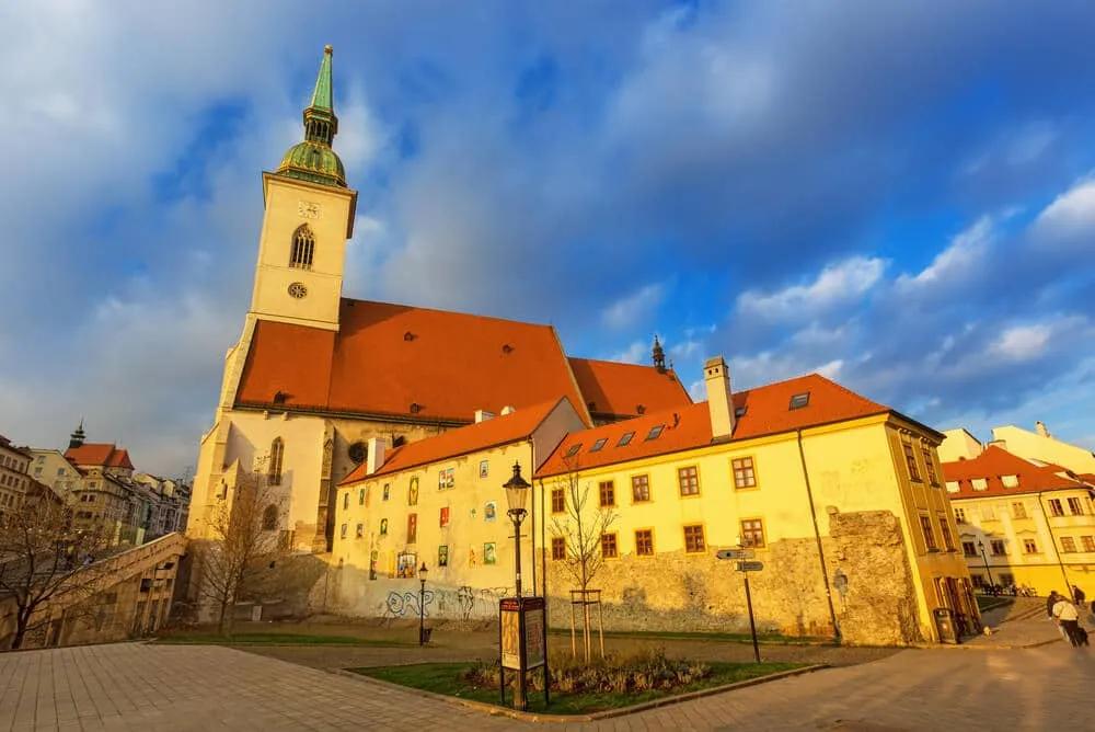 vista lateral da catedral de st martin
