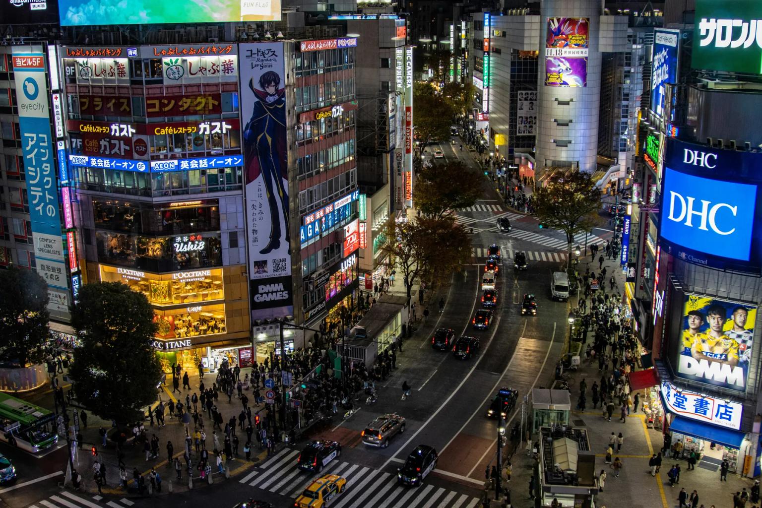 Incrocio di Shibuya illuminato di notte a Tokyo durante un viaggio in Giappone.