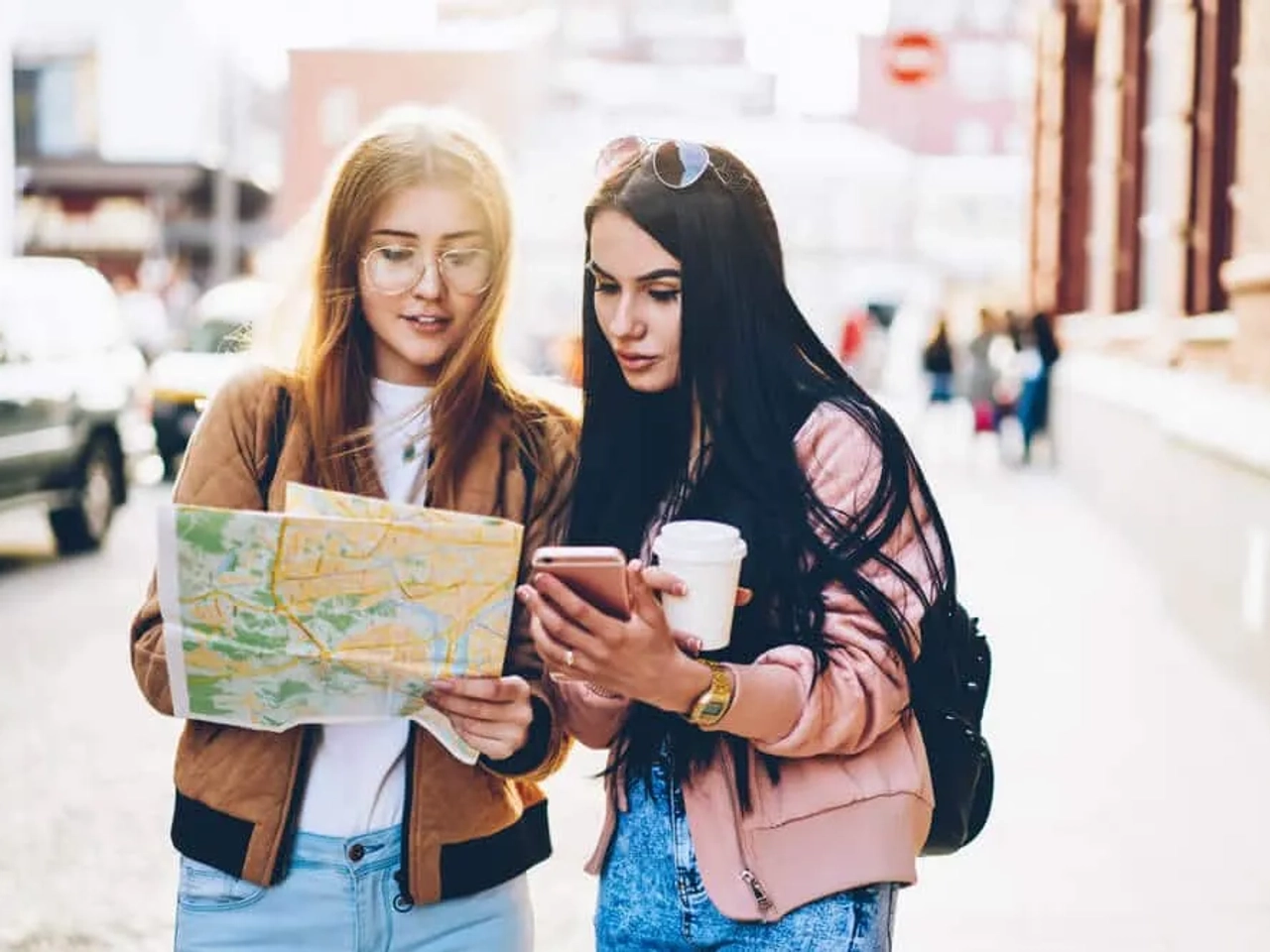 duas amigas com um mapa decidem para onde ir