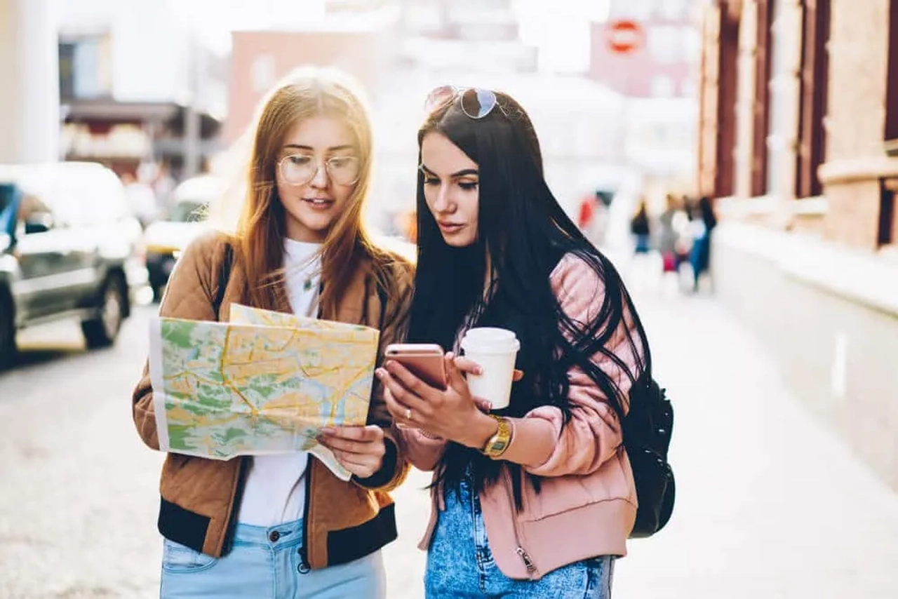 duas amigas com um mapa decidem para onde ir