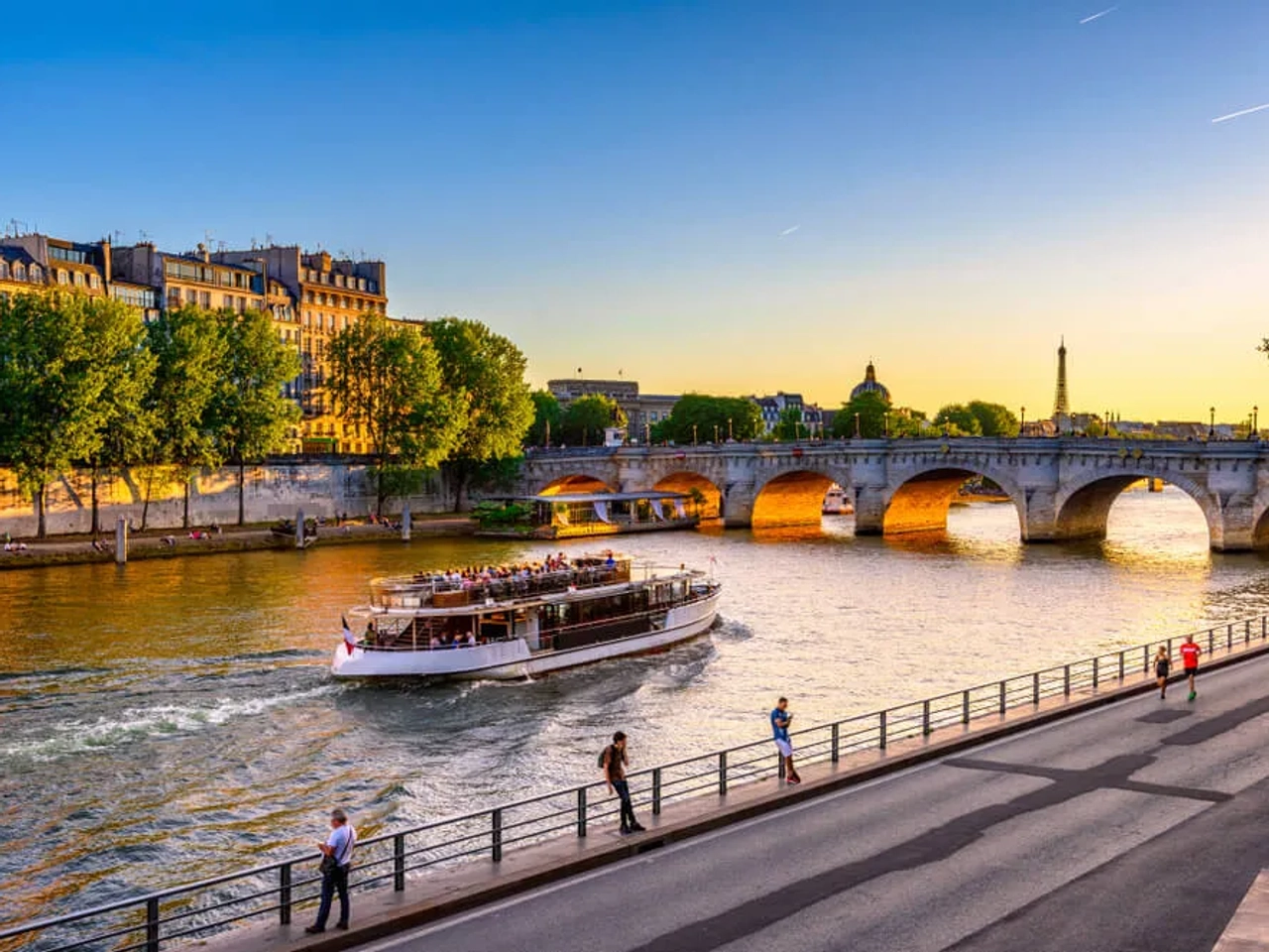 passeio de barco pelo rio sena