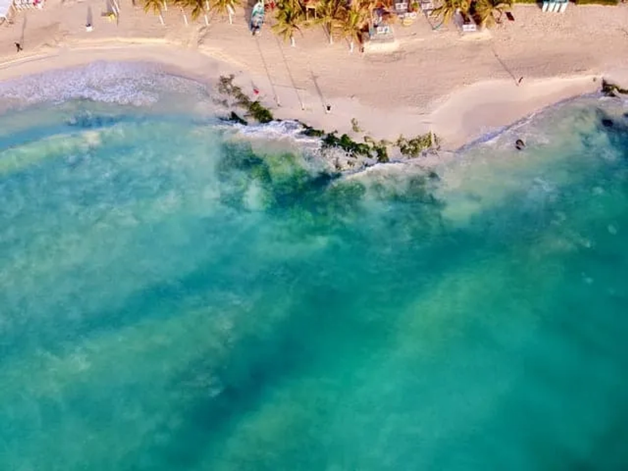 mar azul em fotografia vista de cima na playa del carmen no méxico