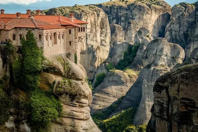 casas na enconsta em meteora na grécia