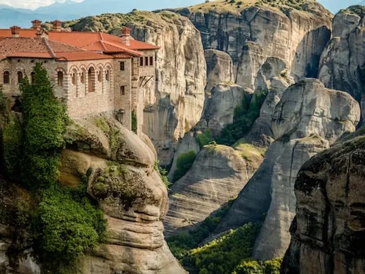 casas na enconsta em meteora na grécia