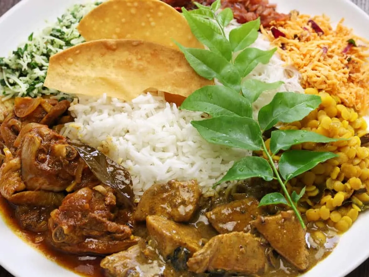 prato de caril de galinha com arroz