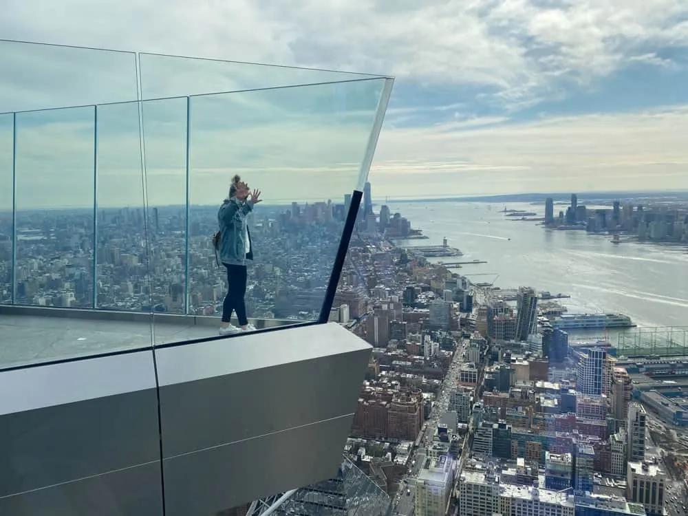 Gosi de Molaviajar en un mirador de Nueva York