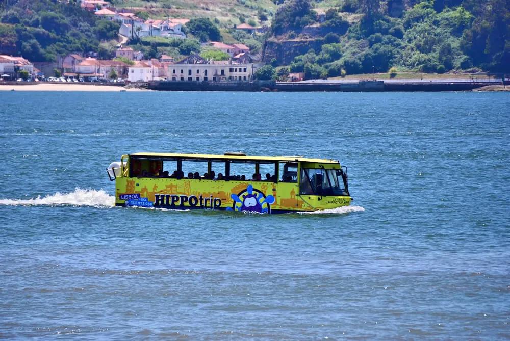 transporte anfibio no rio tejo em lisboa