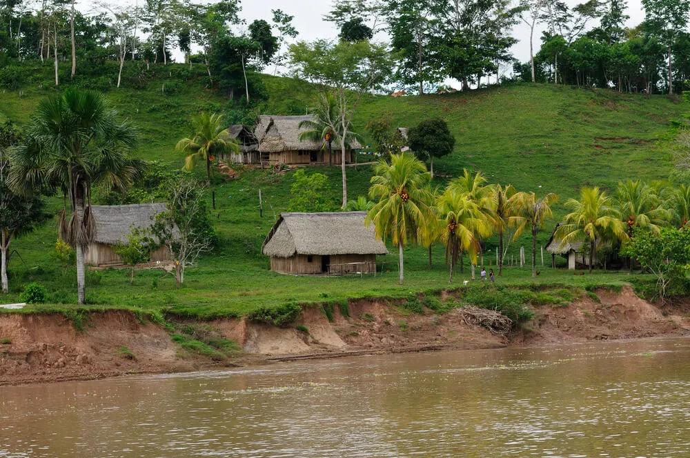 casas de uma das comunidades que vive na amazonia