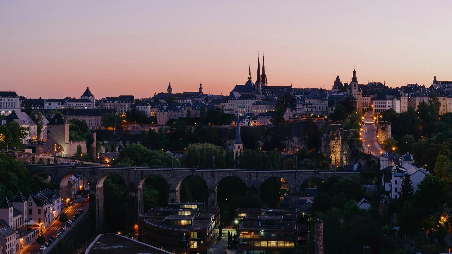 Seguro para viajar a Luxemburgo con vistas panorámicas de la ciudad