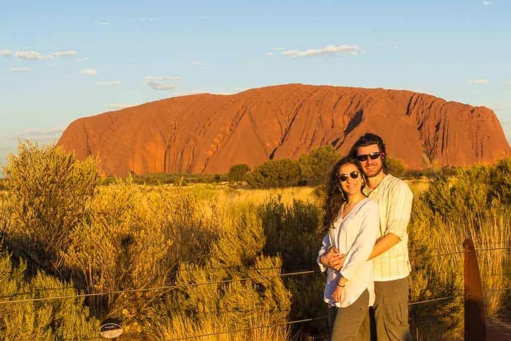 casal abraçado na australia