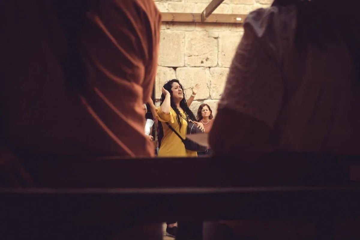 mulheres numa procissao por jerusalem