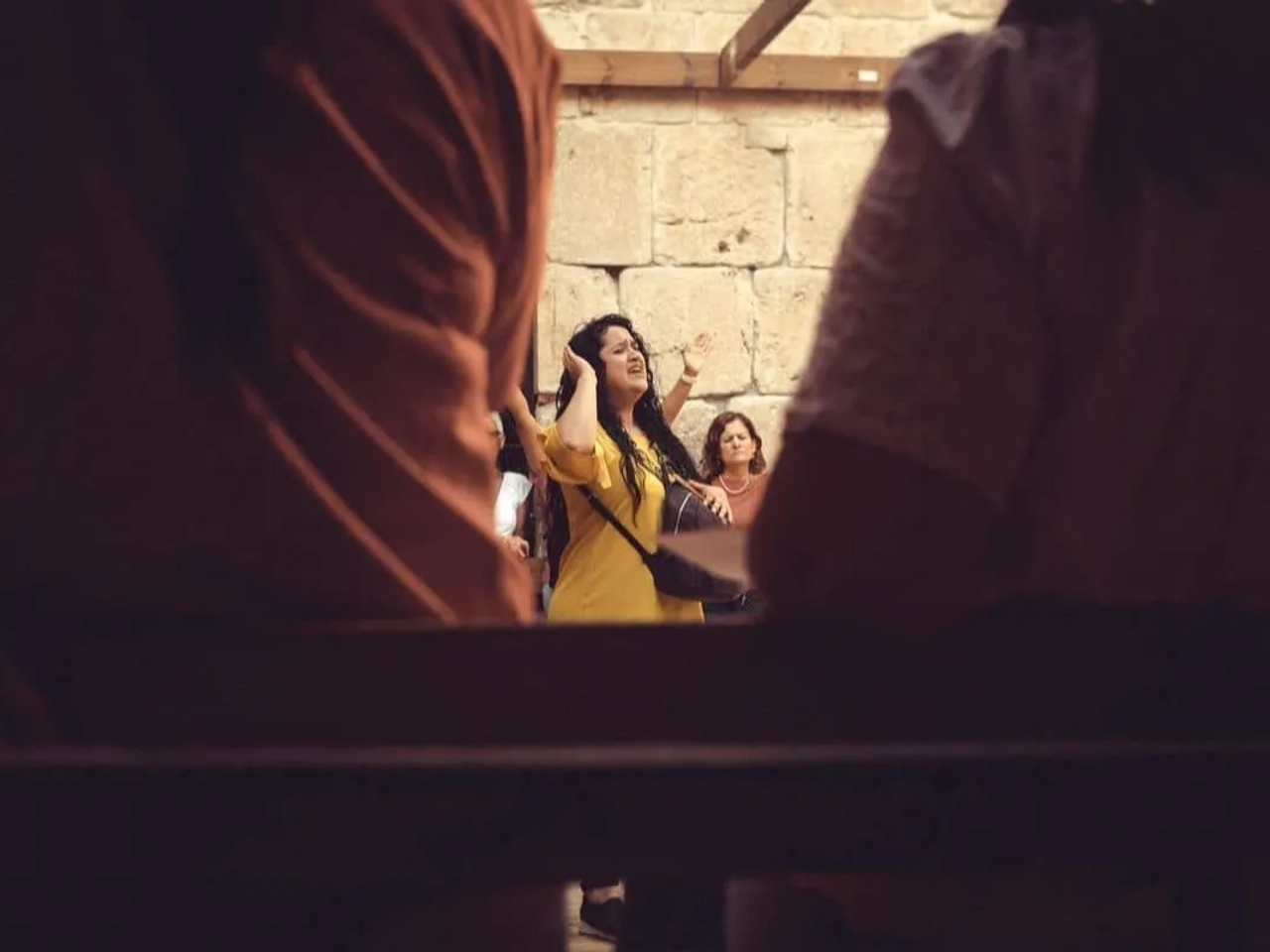 mulheres numa procissao por jerusalem