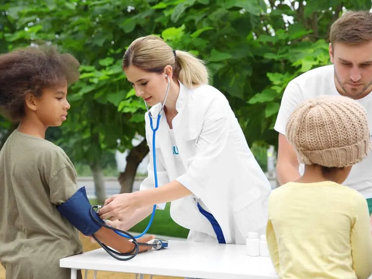 dois medicos verificam pressao arterial