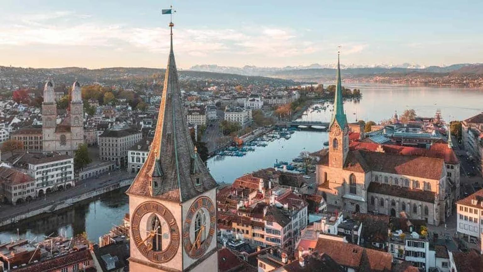 O que ver em Zurique com vista sobre o centro histórico e o rio Limmat