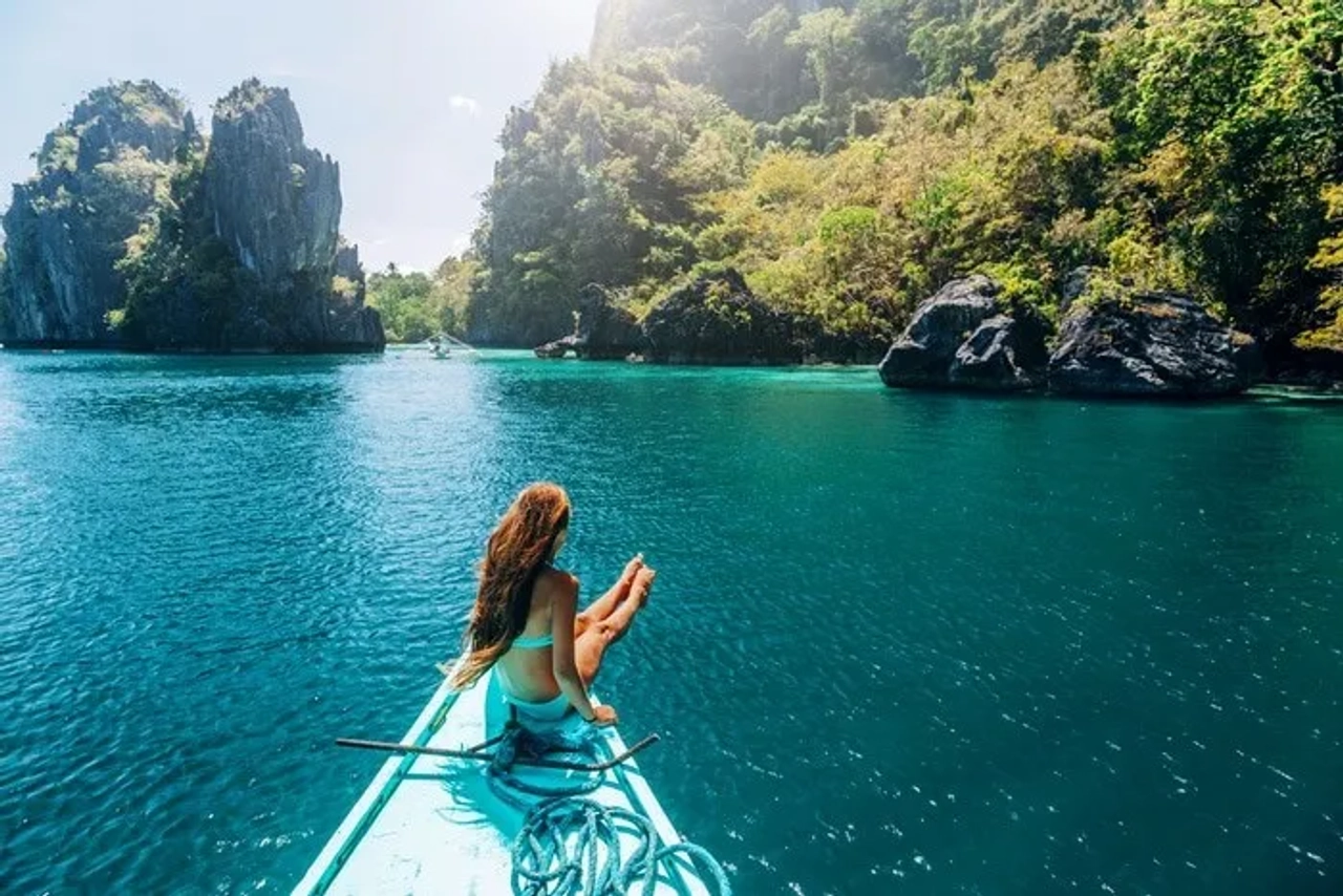 Passeio de barco entre ilhas durante uma viagem pelas Filipinas