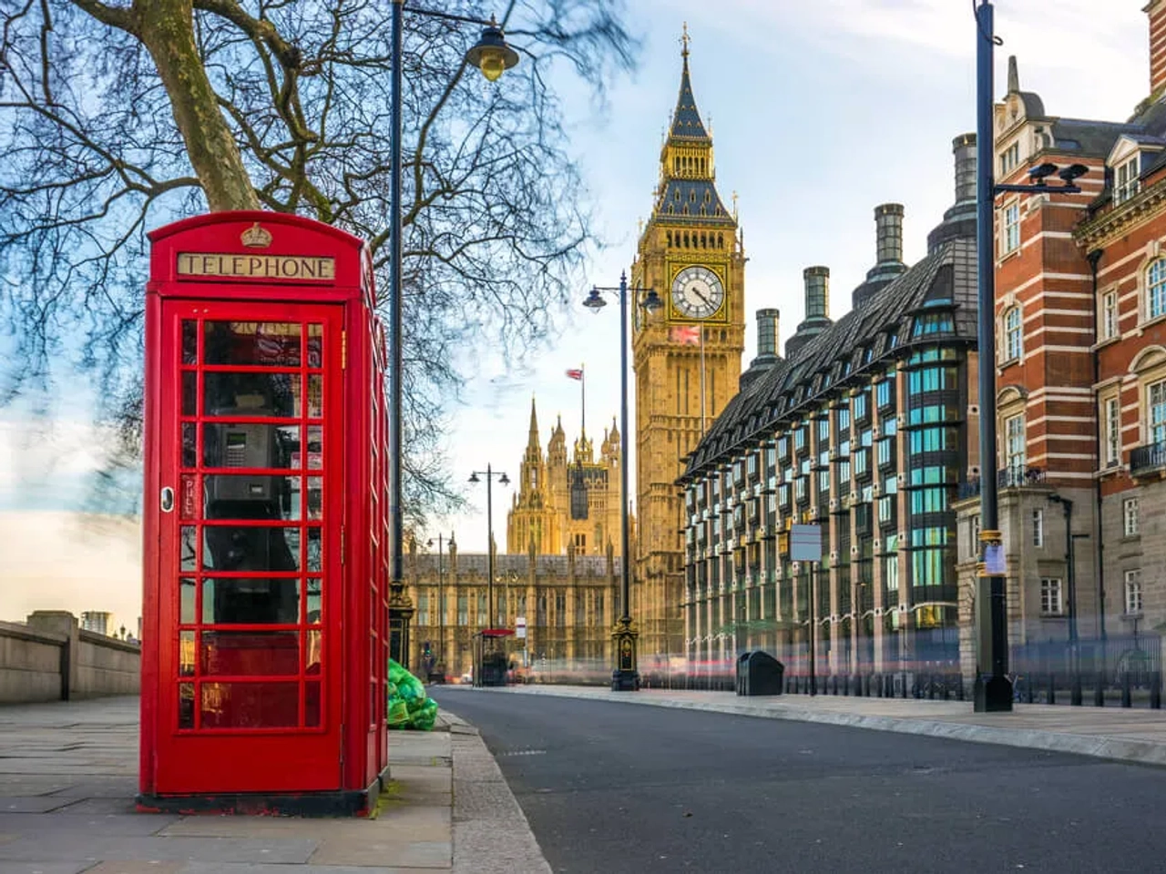 cabine telefonica vermelha e big ben en londres