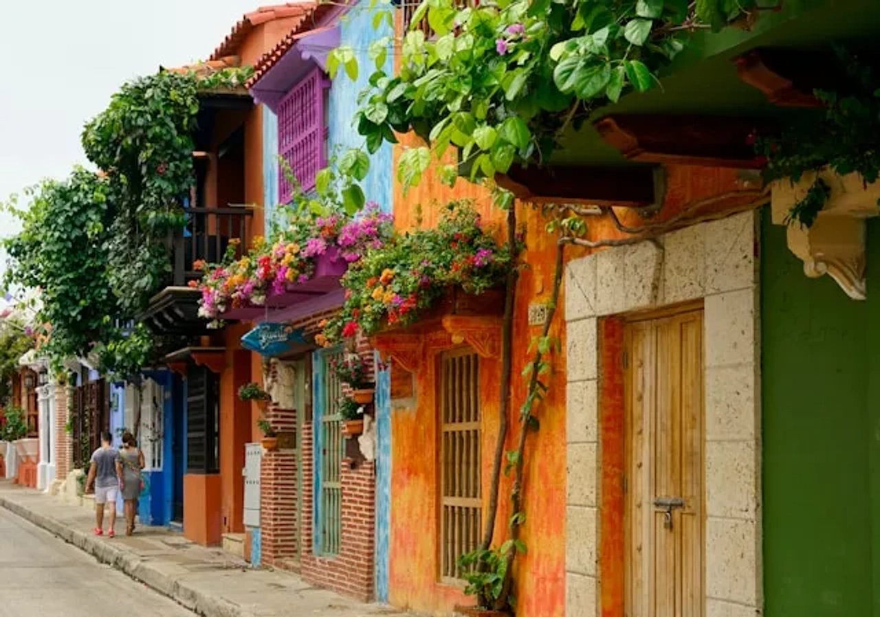 casal a passear numa rua colorida em Cartagena na Colombia