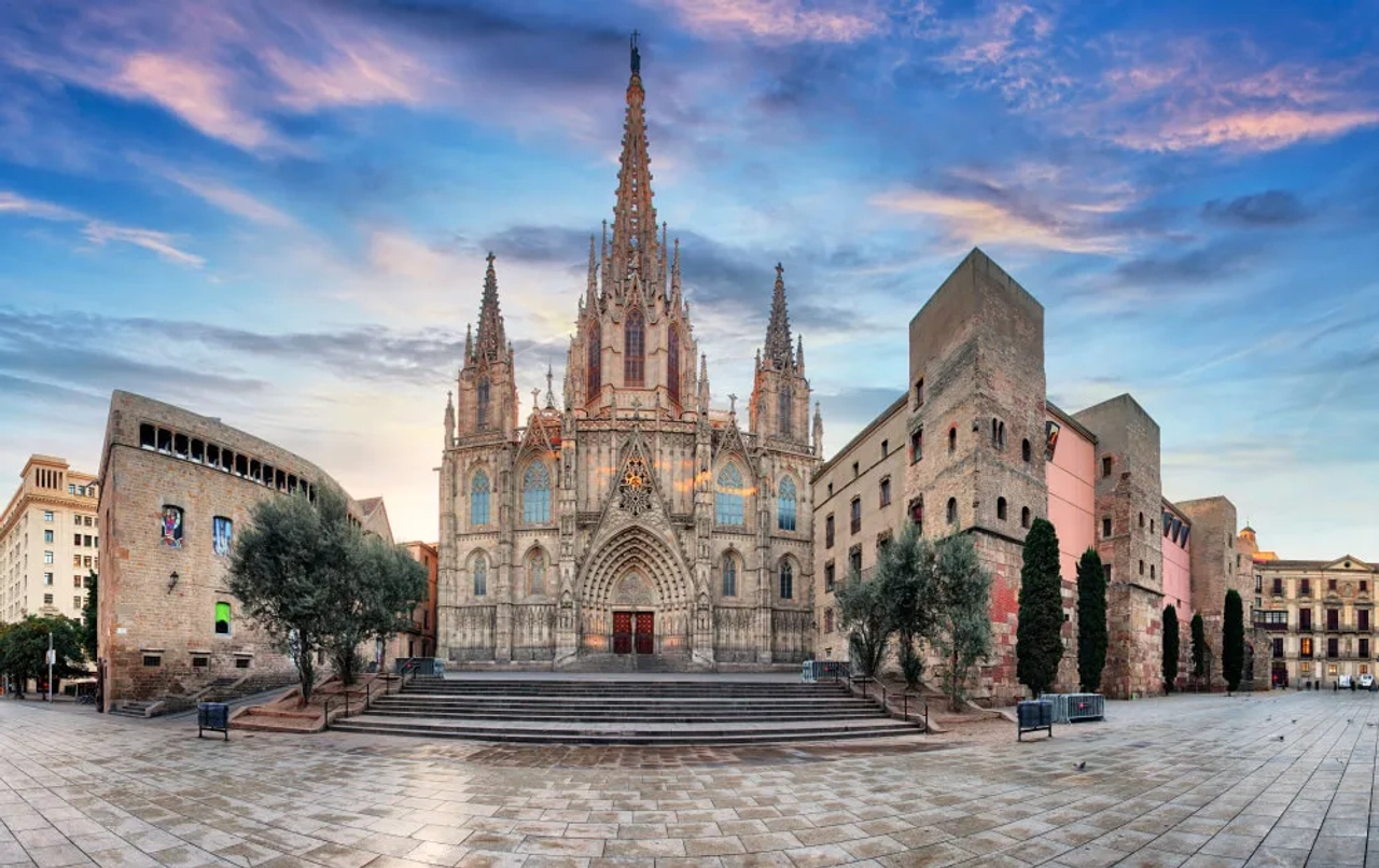 vista frontal da catedral de barcelona