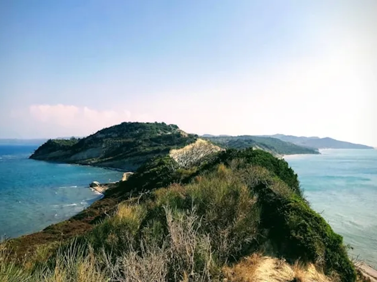 vista de montanhas verdes no meio do mar em Kepi i Rodonit, Albania