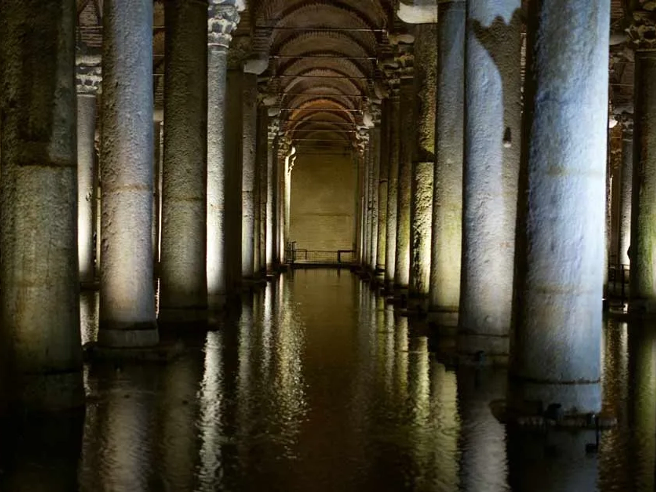 Cisterna Basílica: el palacio subterráneo