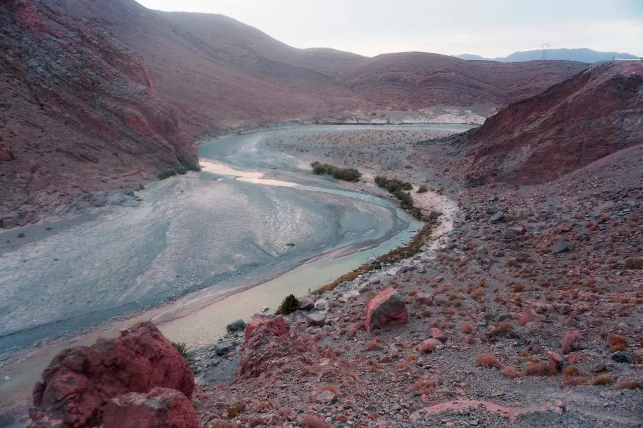 Fiume Ziz tra i paesaggi montuosi del Marocco, dove è importante prestare attenzione alle acque dolci non trattate.