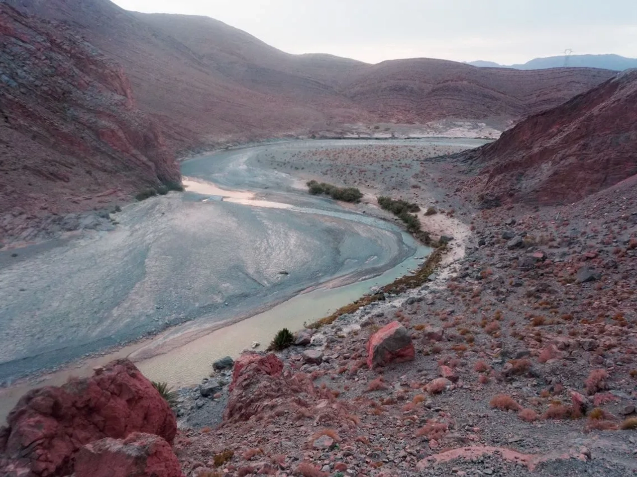 Fiume Ziz tra i paesaggi montuosi del Marocco, dove è importante prestare attenzione alle acque dolci non trattate.