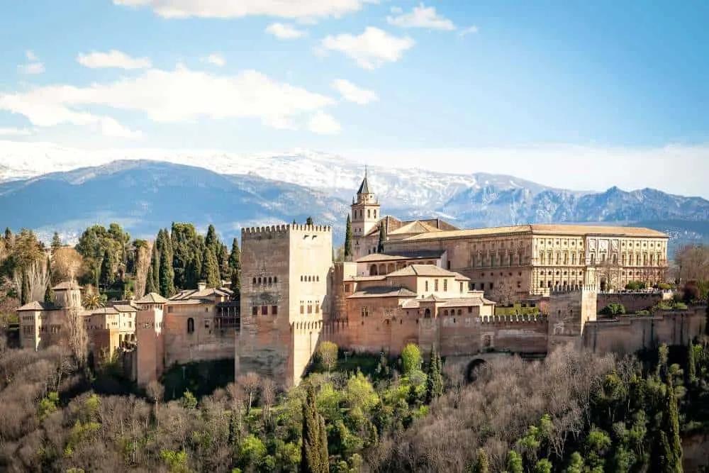 La Alhambra en Granada, un emblemático palacio y fortaleza histórica.