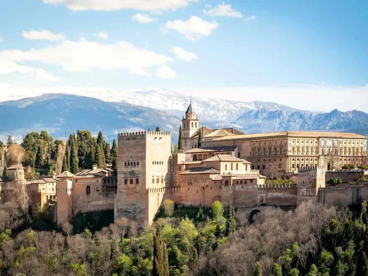 La Alhambra en Granada, un emblemático palacio y fortaleza histórica.
