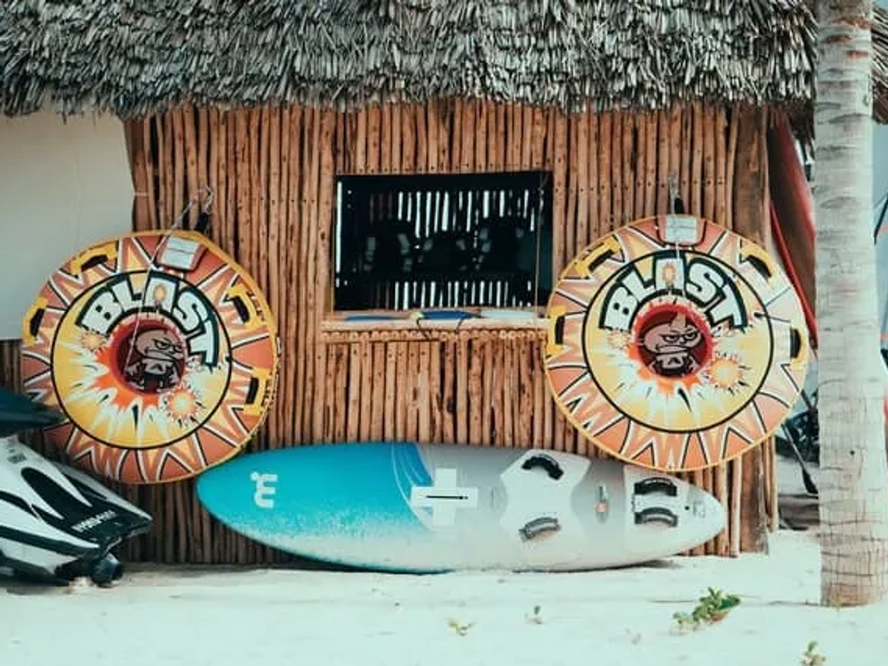 prancha de surf encostada a uma barraquinha de palha