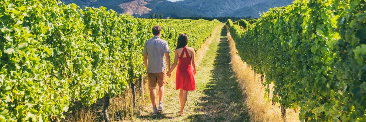 casal passeia pelo meio das vinhas no douro