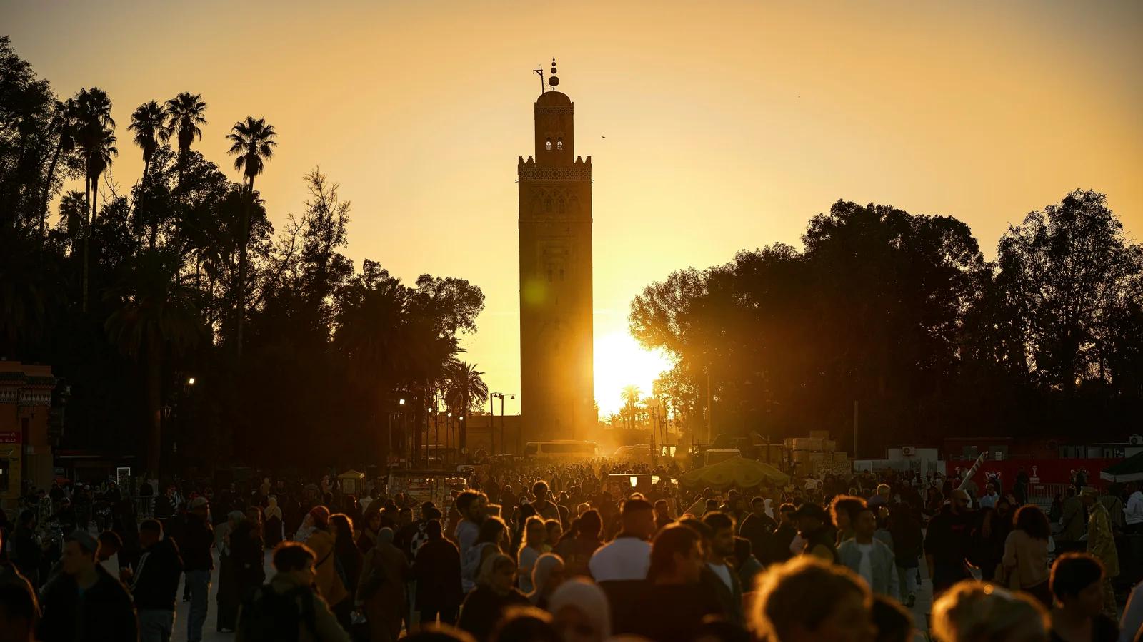 Piazza Jemaa el-Fna e minareto della Koutoubia al tramonto a Marrakech, Marocco.