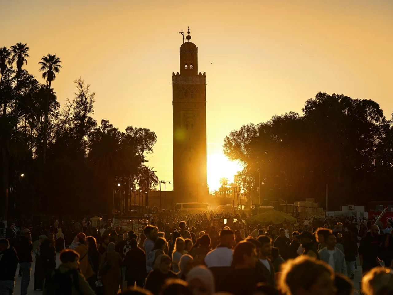 Piazza Jemaa el-Fna e minareto della Koutoubia al tramonto a Marrakech, Marocco.