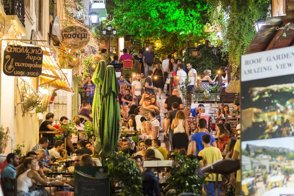 multidao de turistas na zona de plaka no verao