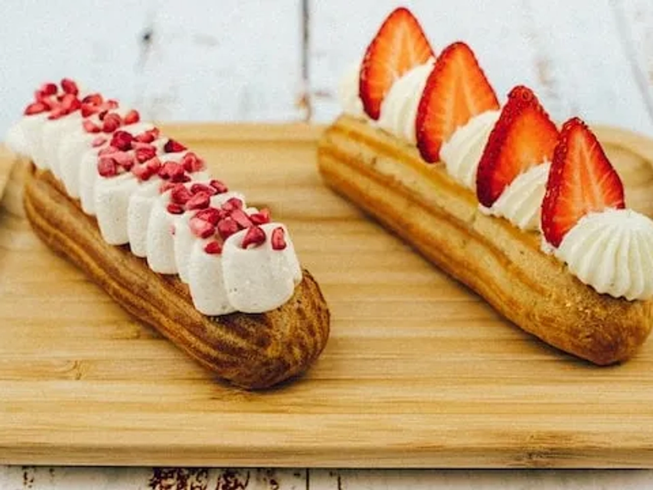 2 eclairs