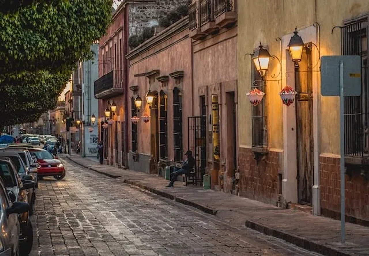 rua iluminada em Santiago de Querétaro, Mexico