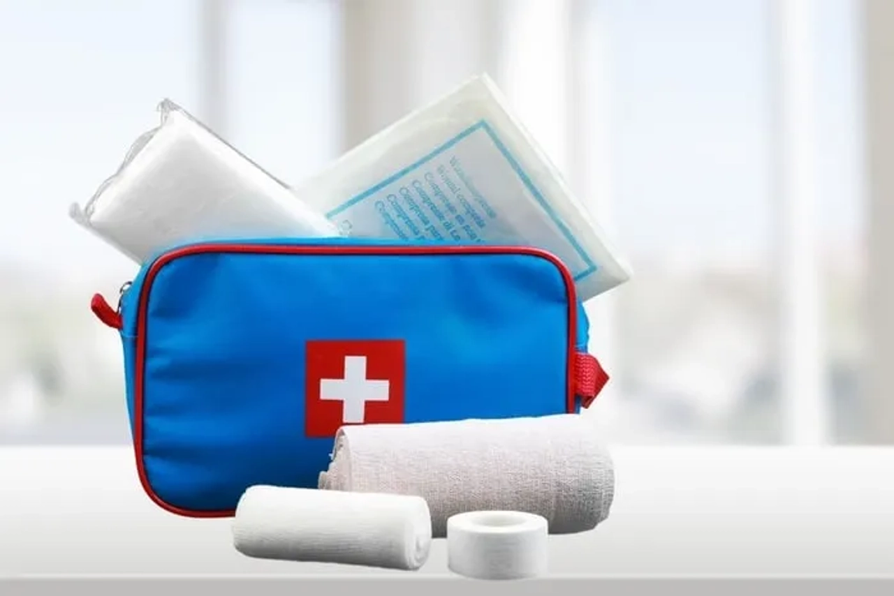 Botiquín de primeros auxilios con vendajes y materiales médicos esenciales.