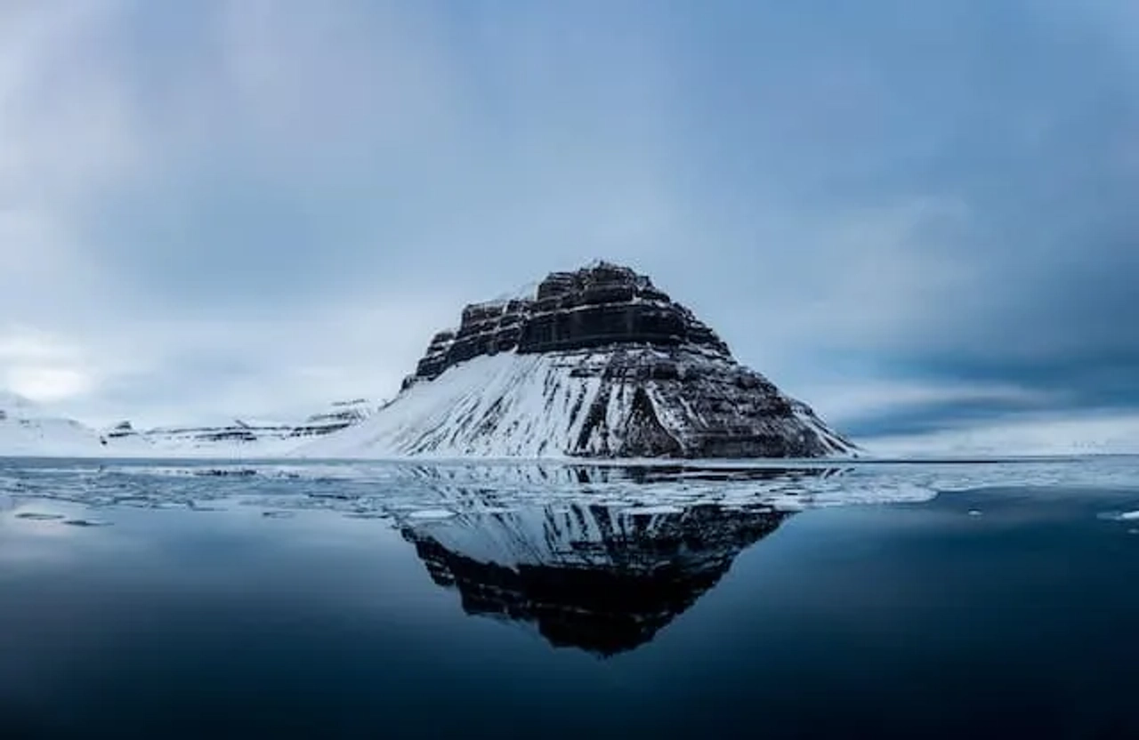 neve a cobrir uma montanha em Svalbard na Noruega