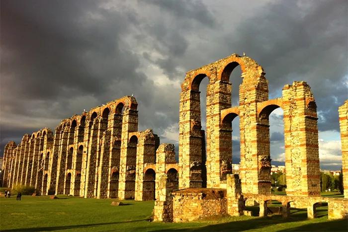 Aqueduto dos Milagres ruínas romanas