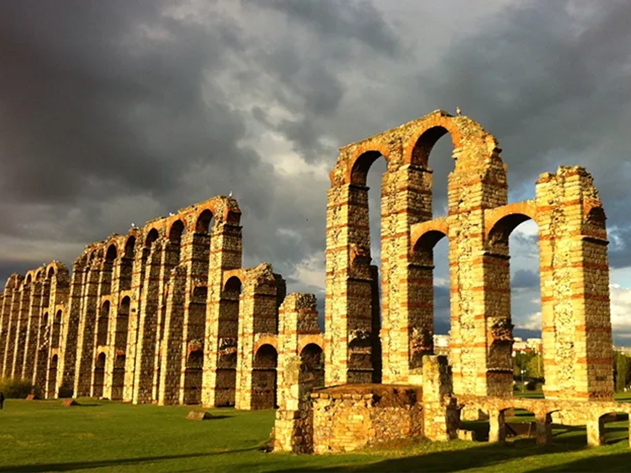 Aqueduto dos Milagres ruínas romanas