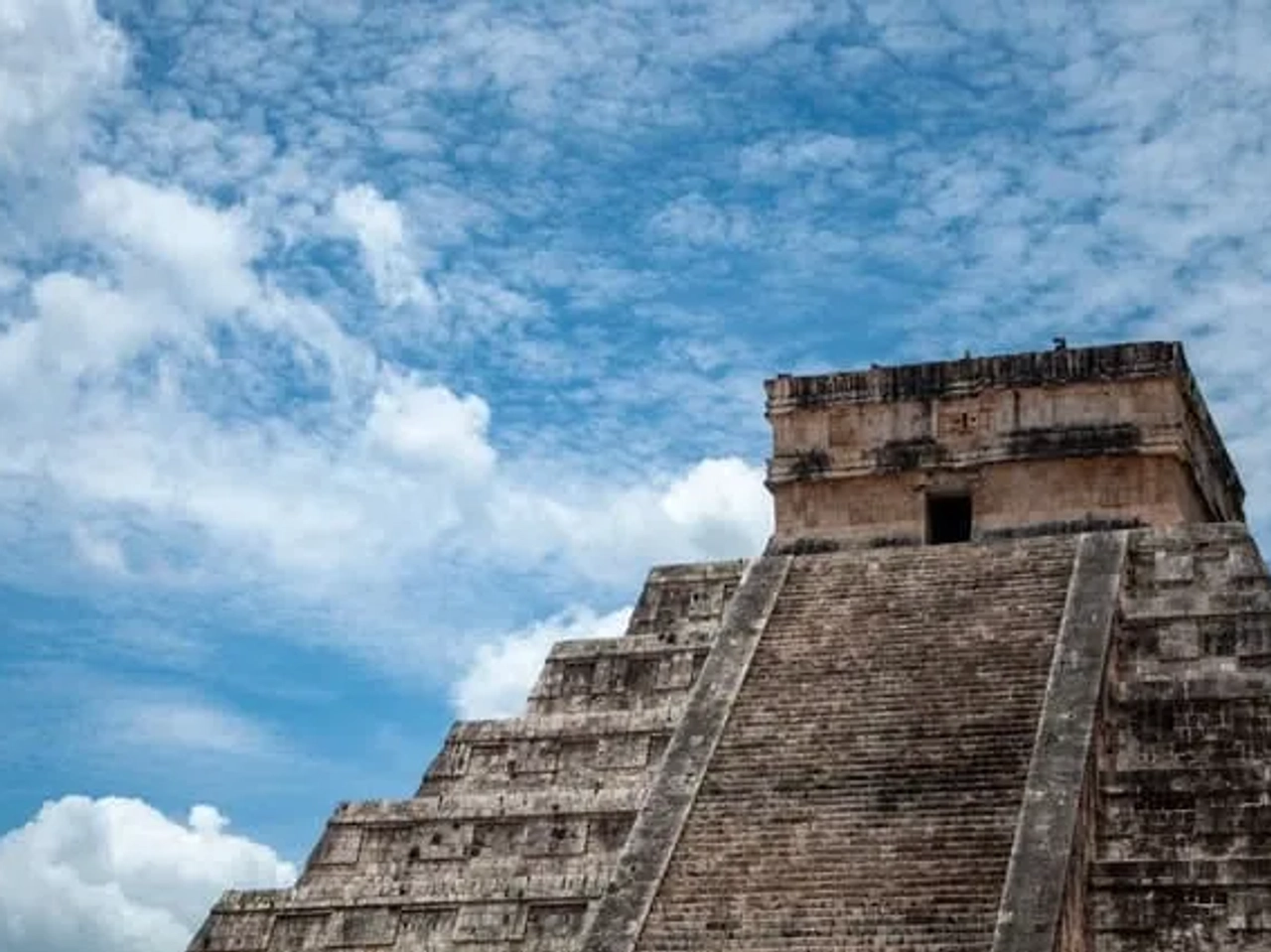 vista de baixo de uma piramide na cidade dos deuses