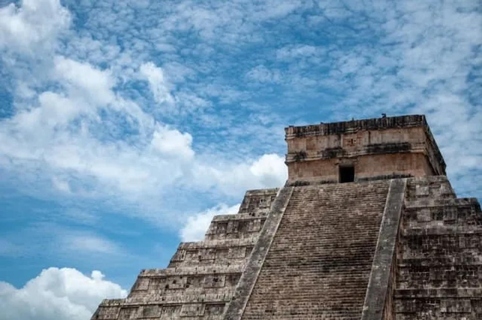 vista de baixo de uma piramide na cidade dos deuses