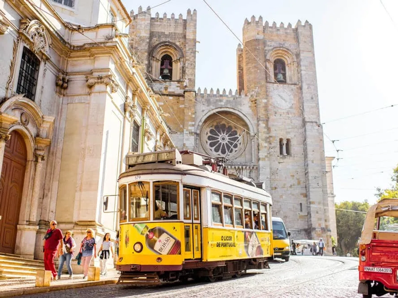 eletrico 28 em frente à sé de lisboa