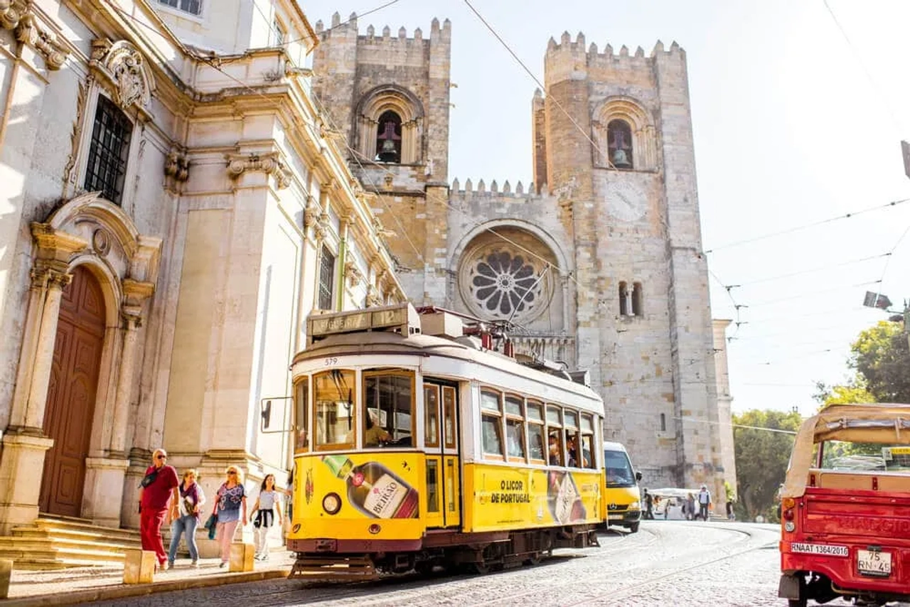 eletrico 28 em frente à sé de lisboa